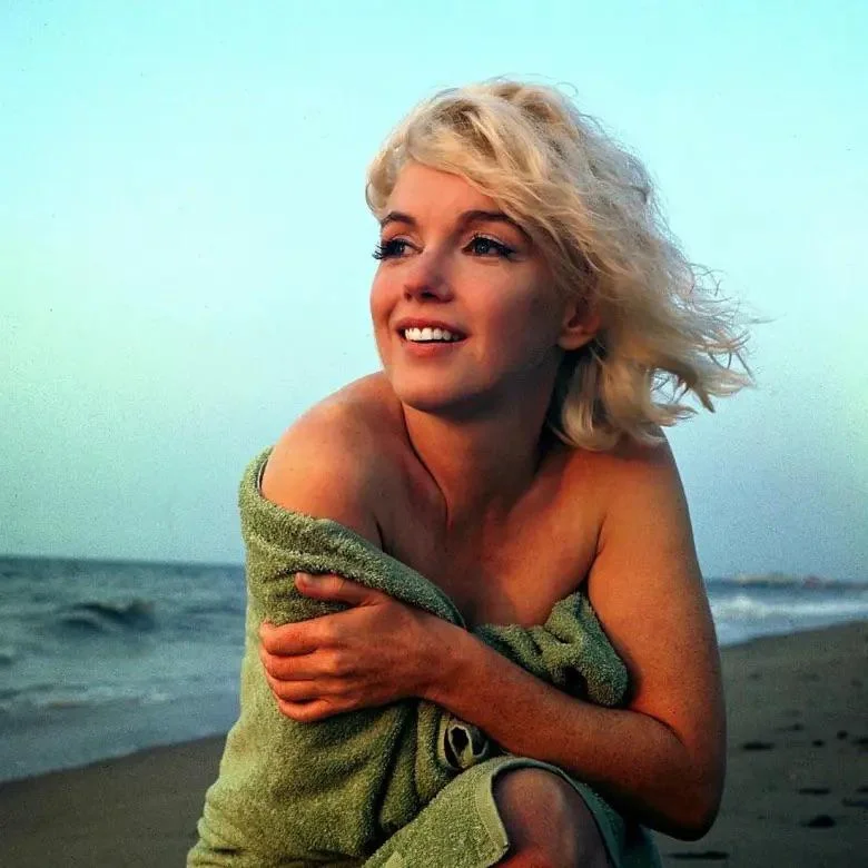 George Barris en la playa con Marilyn Monroe