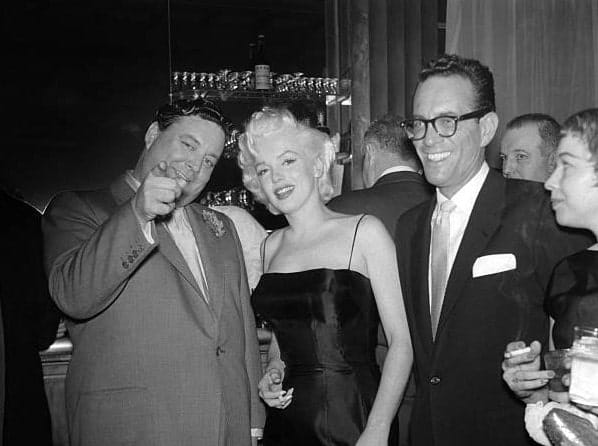 Jackie Gleason con Marilyn Monroe en una cena