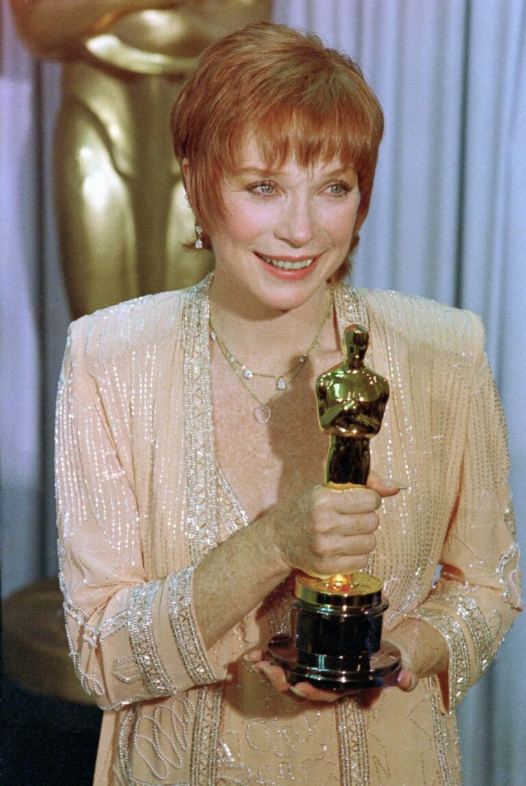 Shirley Maclaine con su oscar por La fuerza del cariño