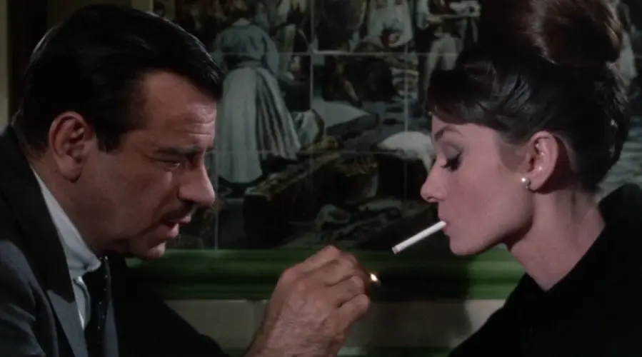 Walter Mathau y Audrey Hepburn en Charade 1963