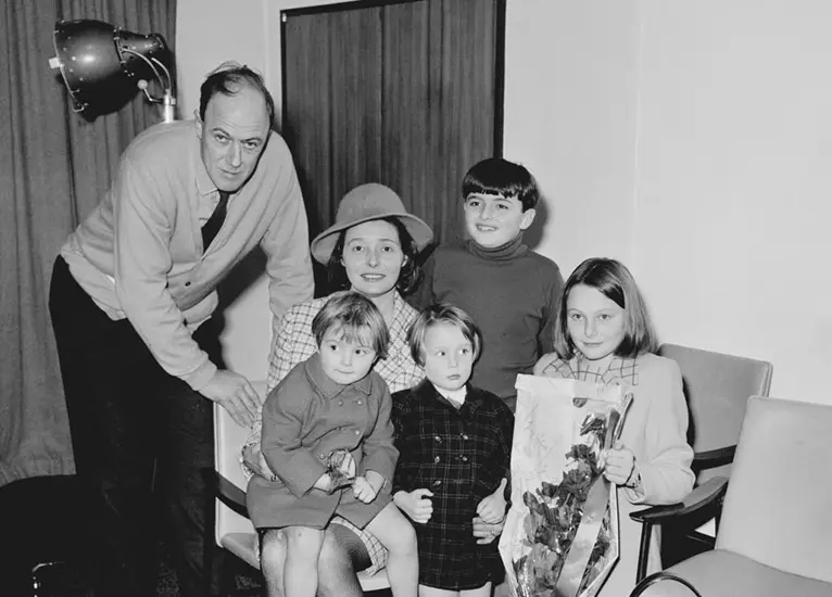 Patricia Neal con Roald Dahl y su familia