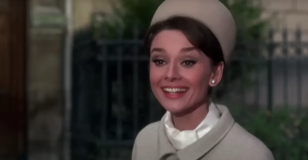 Audrey Hepburn llega a su casa en Charada