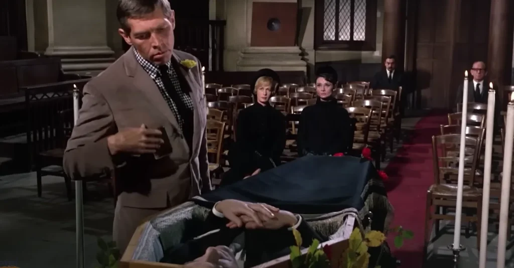 Charada escena con James Coburn