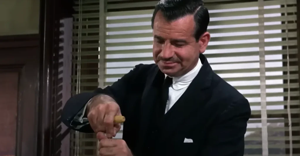 Charada escena con Walter Matthau