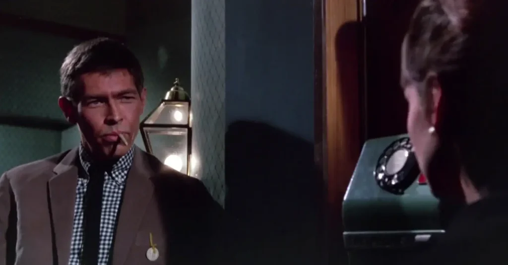 James Coburn Charada escena