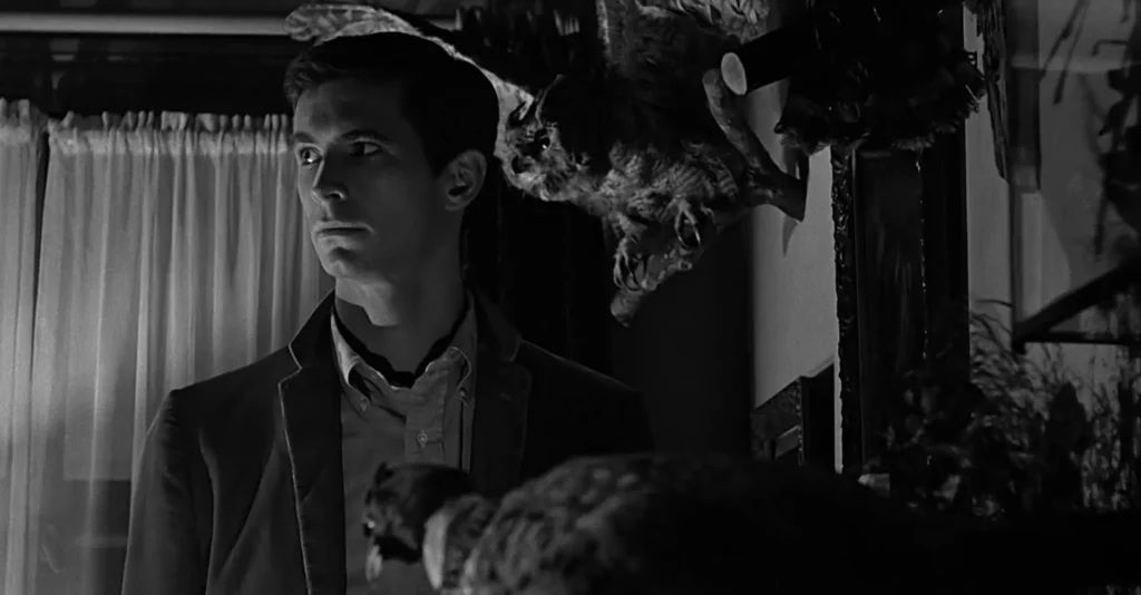 Norman Bates con sus animales disecados
