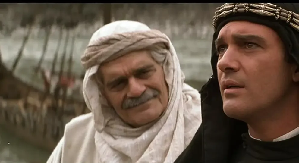 Omar Sharif en El guerrero número 13 con Antonio Banderas