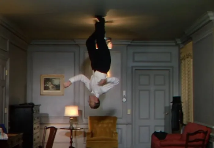 Fred Astaire bailando en el techo
