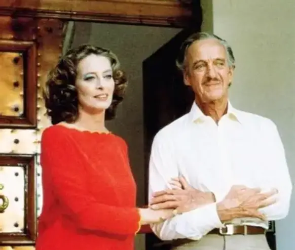 Capucine y David Niven en Tras la pista de la pantera rosa.