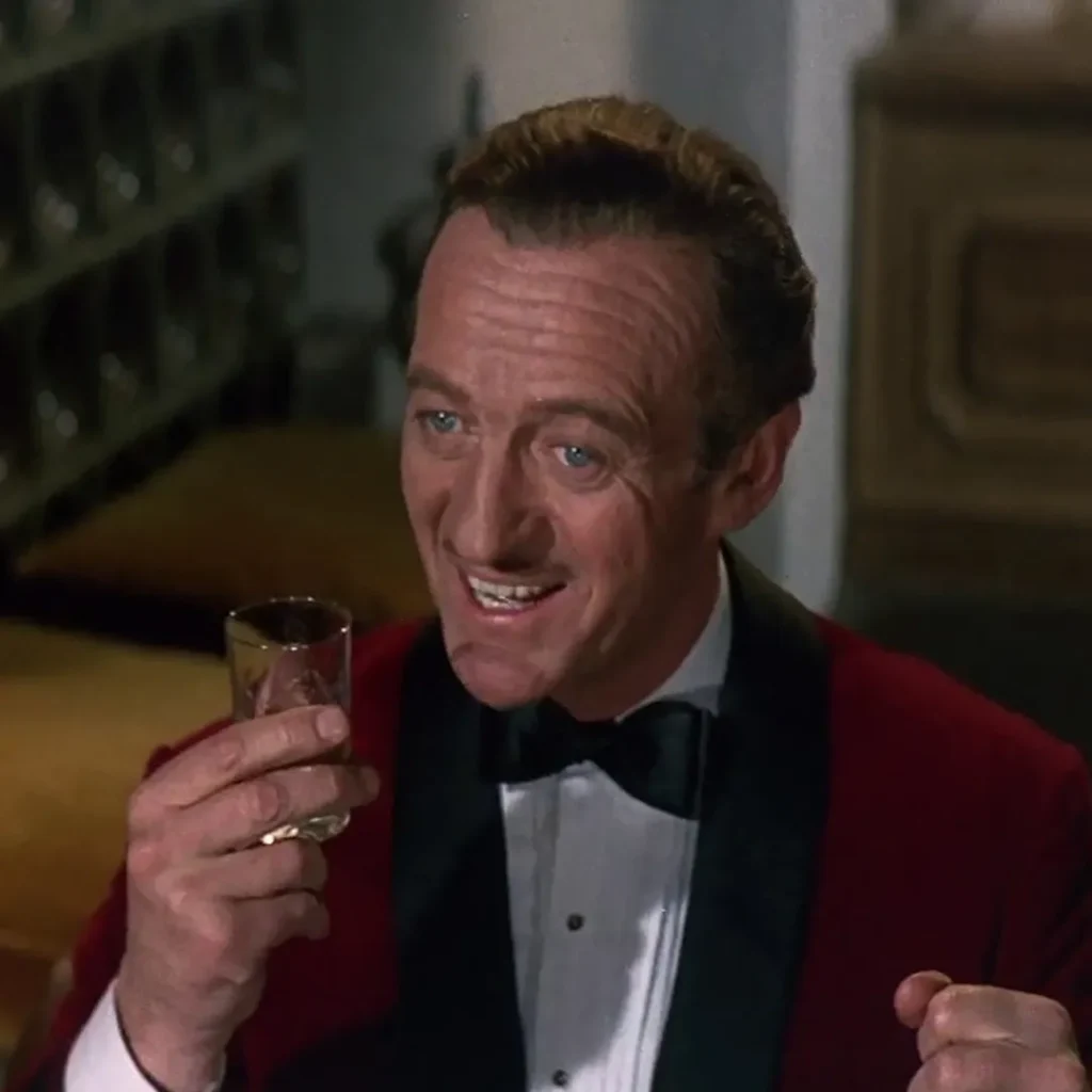 David Niven es El fantasma. (Sir Charles Lytton)