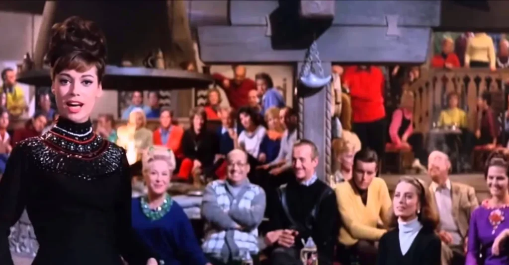 La cantante Fran Jeffries en una fiesta de la película