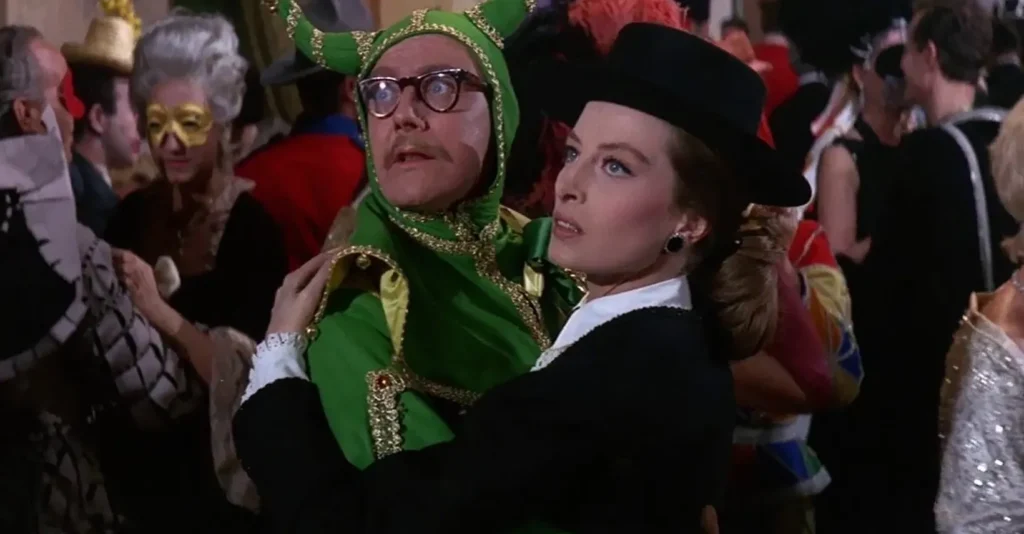 Capucine y Colin Gordon en una escena de la pantera rosa